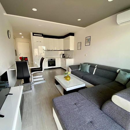 מאקרסקה Modern Apartments With Garage מראה חיצוני תמונה