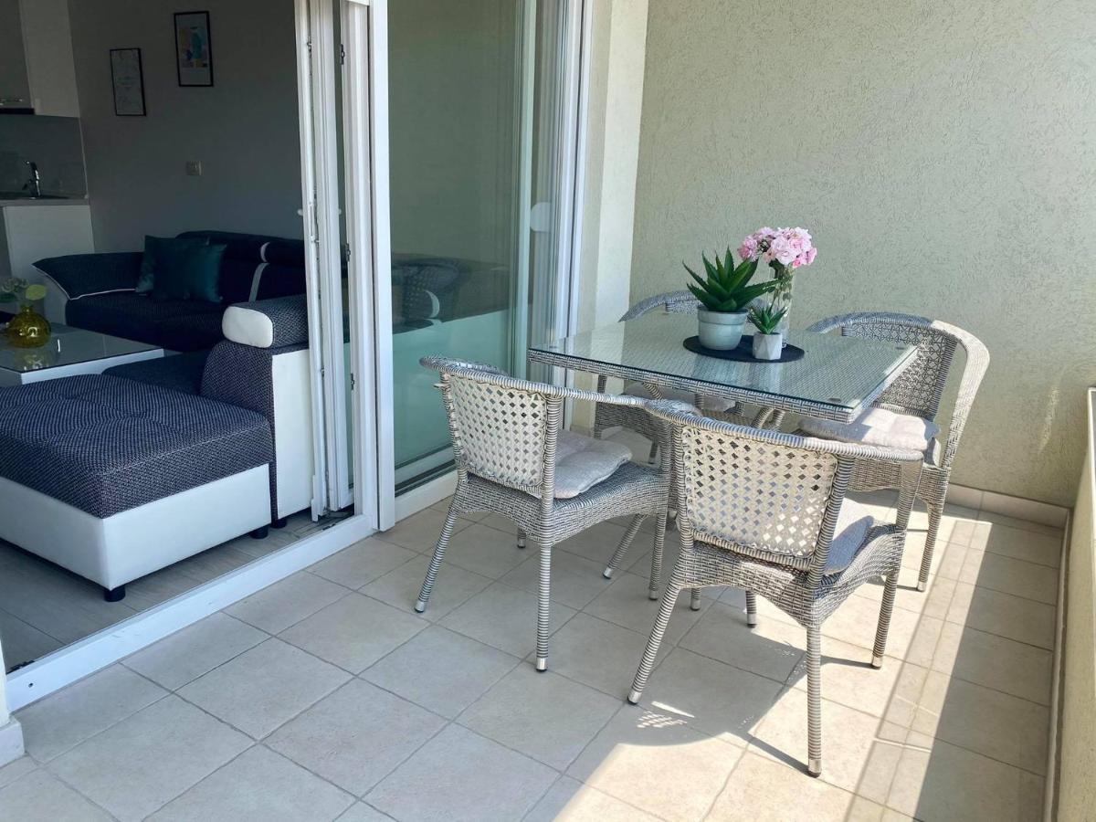 מאקרסקה Modern Apartments With Garage מראה חיצוני תמונה