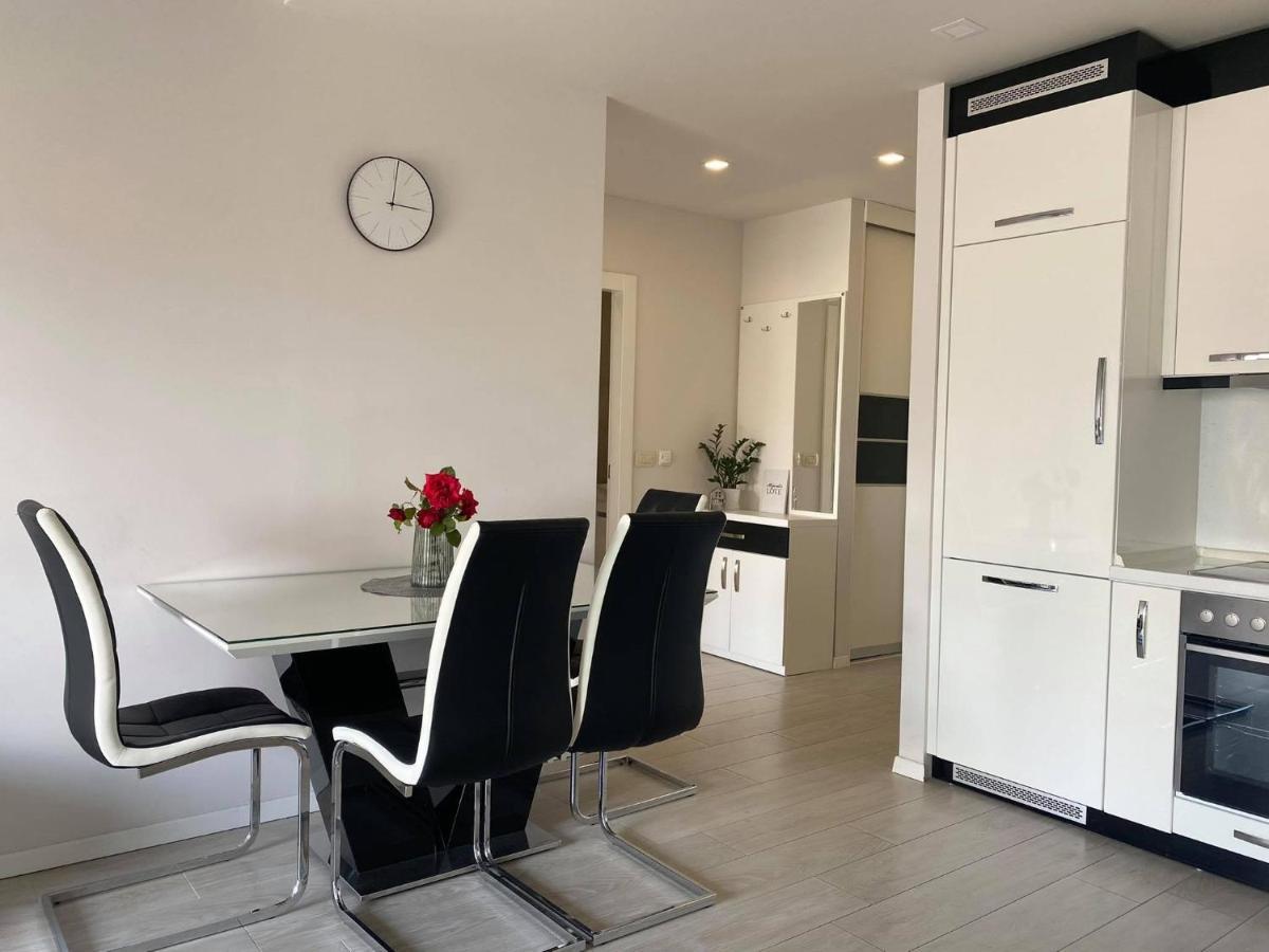 מאקרסקה Modern Apartments With Garage מראה חיצוני תמונה