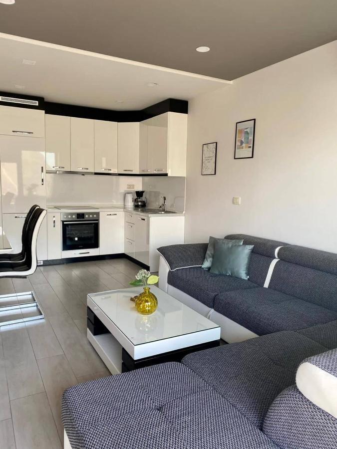 מאקרסקה Modern Apartments With Garage מראה חיצוני תמונה
