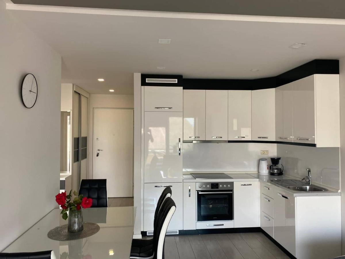 מאקרסקה Modern Apartments With Garage מראה חיצוני תמונה